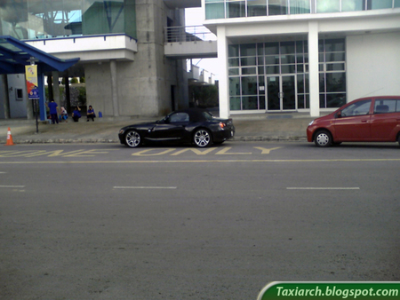 Bmw Z4 3.0. BMW Z4 parked right infront of