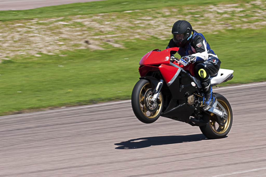 IMAGE: http://www3.picturepush.com/photo/a/8358676/1024/Anonymous/Wheelie.jpg